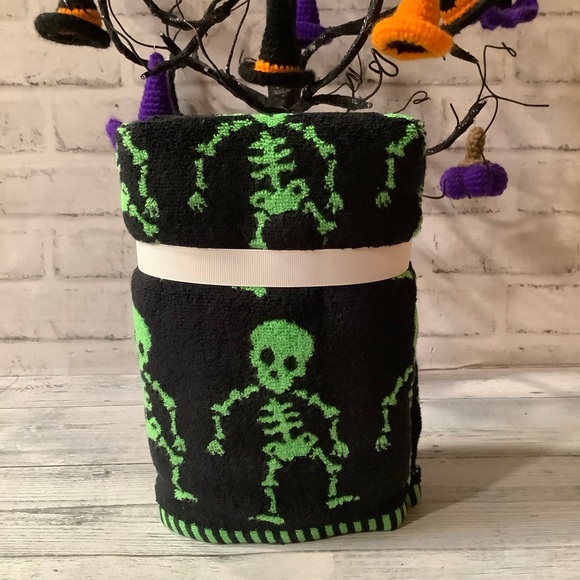 CARO HOME Set Of 2 Dancing Skeletons Hand Towels - Picture 3 of 4